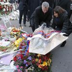 New York city mayor Bill de Blasio and Paris mayor Anne Hidalgo, left, lay a wreath of flowers at the site of the Charlie Hebdo newspaper attack<br/>